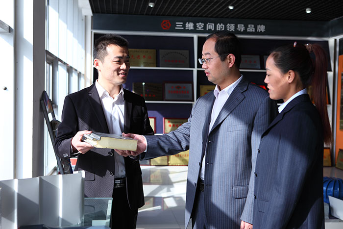 山東三維鋼結構公司講解員向客戶講解鋼結構知識