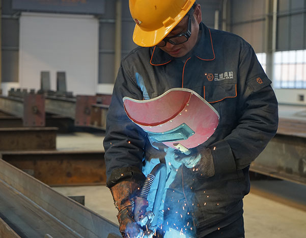 山東三維鋼結構公司鋼構件組裝