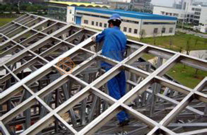 三維鋼構工人安裝輕鋼結構廠房