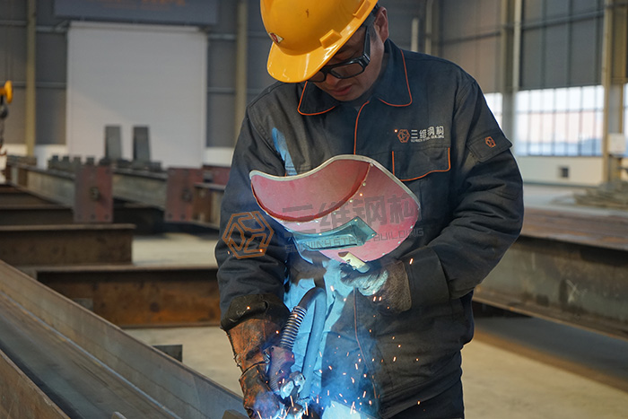 山東三維鋼結構股份有限公司焊接現場