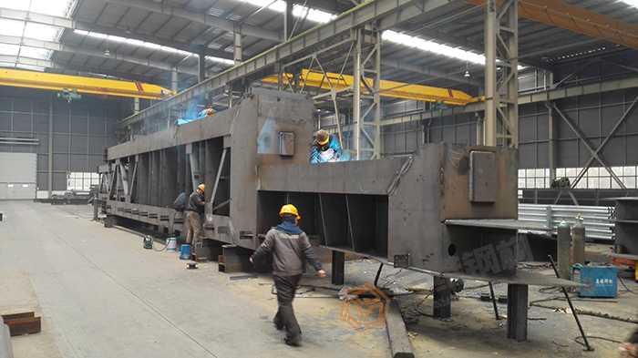 山東三維鋼結構股份有限公司梁與柱焊接現場