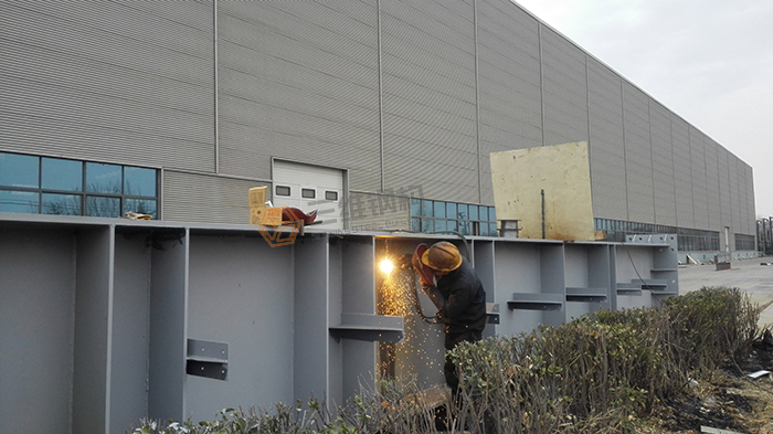 山東三維鋼結構股份有限公司鋼結構建筑地基焊接作業