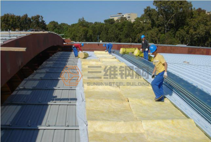 山東三維鋼結構股份有限公司輕鋼結構廠房玻璃棉安裝現場